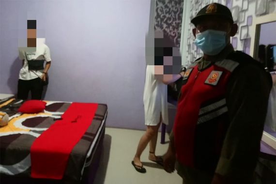 Wanita Tanpa Busana Itu Punya 18 Kondom, Sang Pria Ada di Balik Selimut Putih - JPNN.COM