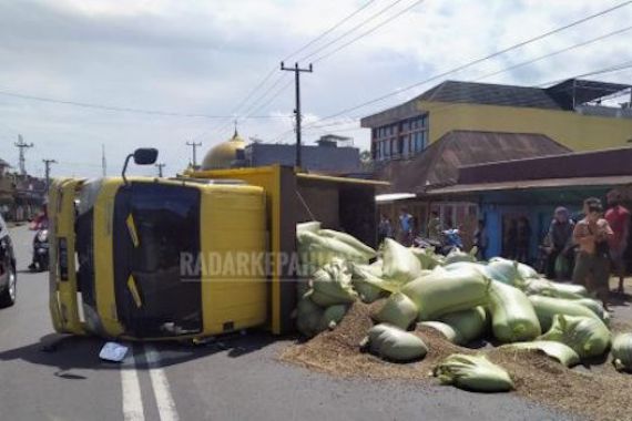 Truk Bermuatan 5 Ton Kopi Terguling, Lihat, Muatan Tumpah ke Jalan - JPNN.COM