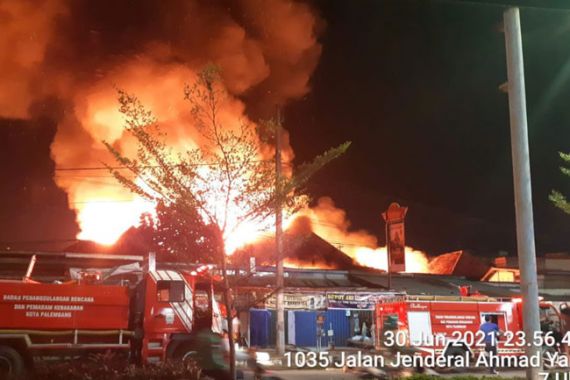 Kebakaran di Palembang, 4 Rumah dan 6 Kendaraan Bermotor Ludes Terbakar - JPNN.COM