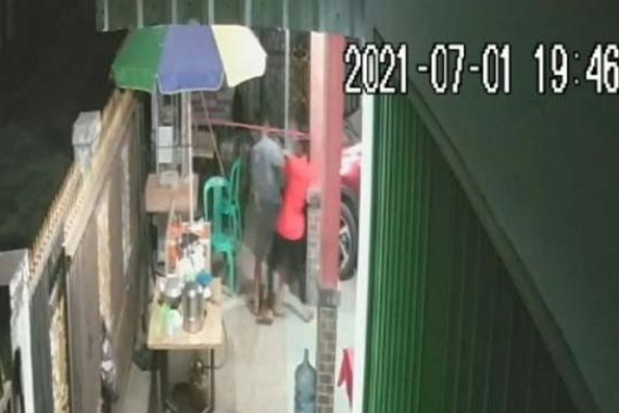 Aksi Begal Sadis Terekam CCTV, Bocah 15 Tahun Bersimbah Darah - JPNN.COM
