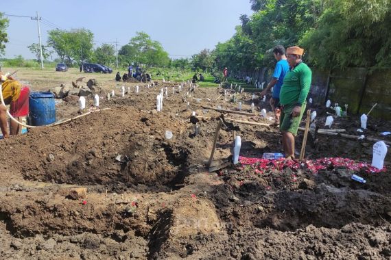 Penggali Makam untuk Jenazah Pasien Covid-19 di Sidoarjo Mengeluh, Begini Alasannya - JPNN.COM