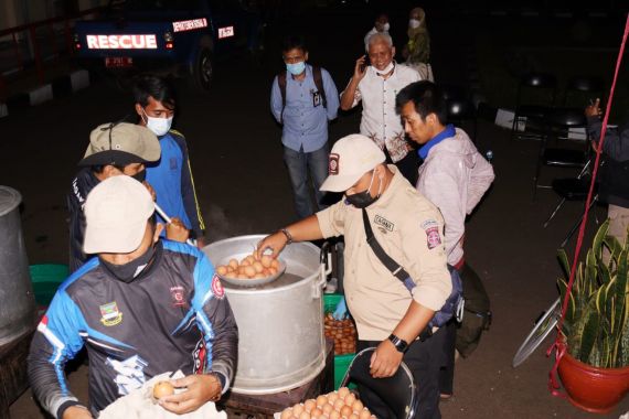 Kemensos Bagikan 2.400 Butir Telur Bagi Tenaga Kesehatan - JPNN.COM