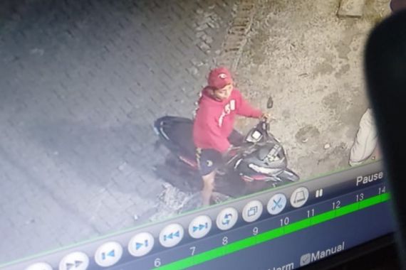 Perbuatan 2 Pemuda di Jalan Manukan Dalam Surabaya Terekam CCTV, Siap-Siap Saja ya Mas - JPNN.COM