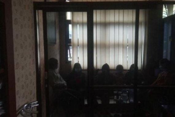 7 Gadis ABG Berbuat Aksi Tak Terpuji di Salah Satu Rumah, Korbannya PR - JPNN.COM