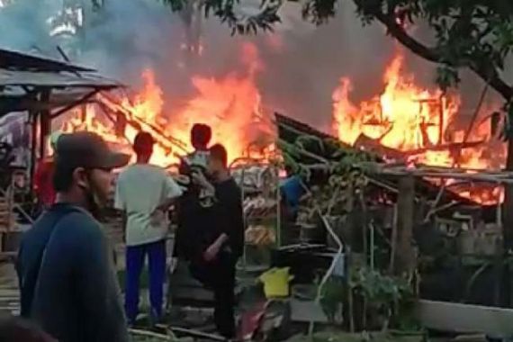 Kompor Meledak, 4 Rumah di Tungkal Ilir Ludes Terbakar - JPNN.COM