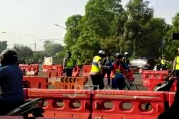 PPKM Darurat di Surabaya, Pesepeda Kecele setelah Diadang Petugas, Lihat - JPNN.COM