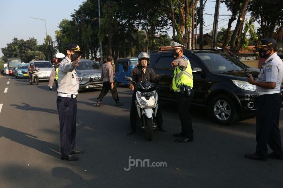 Selama 3 Hari, Polisi Tilang 124 Kendaraan Berpelat Khusus - JPNN.COM