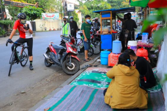 Tak Ada Ampun, Pak Ganjar Bubarkan Warga yang Sedang Makan di Warung - JPNN.COM