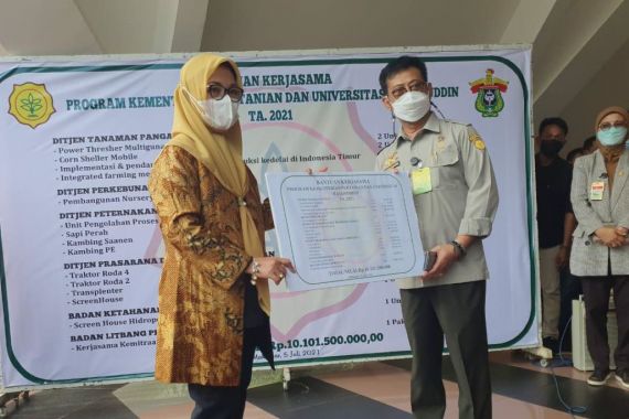 Mentan SYL Serahkan Bantuan Alsin dan Program Pertanian di Unhas - JPNN.COM