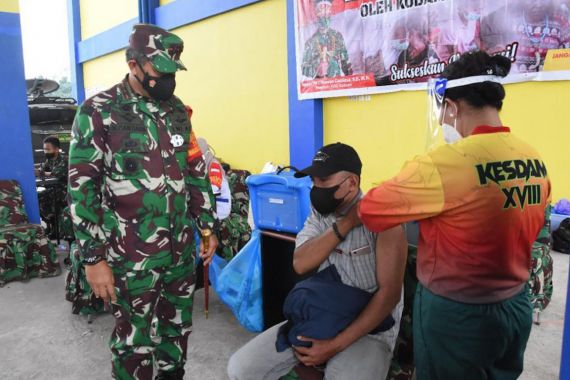 Pangdam Kasuari Pantau Vaksinasi di Pasar Wosi - JPNN.COM