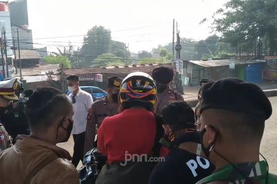 Seorang Pengendara Motor Berbuat Nekat di Depan Petugas Penyekatan PPKM Darurat - JPNN.COM