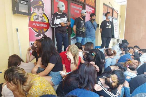 49 Orang Pengunjung Kafe Eks Lokalisasi Teratai Putih Positif Narkoba - JPNN.COM