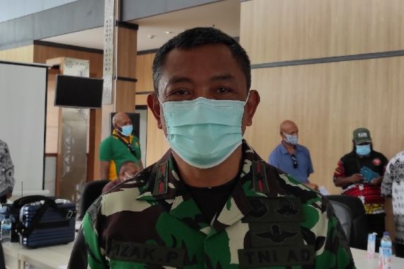 Kontak Tembak dengan KSB, 3 Prajurit TNI Terluka - JPNN.COM
