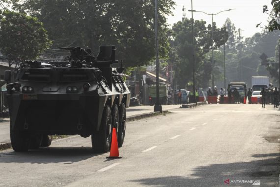 Panser Milik Kodam Jaya Diterjunkan di Titik Penyekatan - JPNN.COM