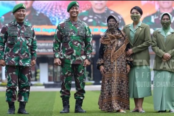 Brigjen Tatang dan Ibunya Berpose Bareng Jenderal Andika, Lalu Ada Air Mata - JPNN.COM