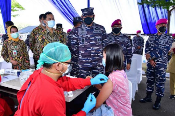 Ribuan Warga Marunda Terima Vaksinasi dari TNI AL - JPNN.COM