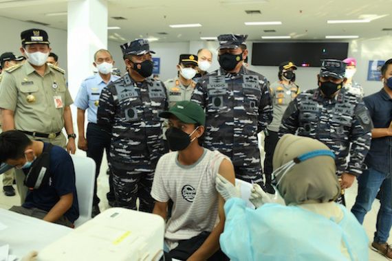 TNI AL Laksanakan Serbuan Vaksinasi kepada Masyarakat Maritim - JPNN.COM