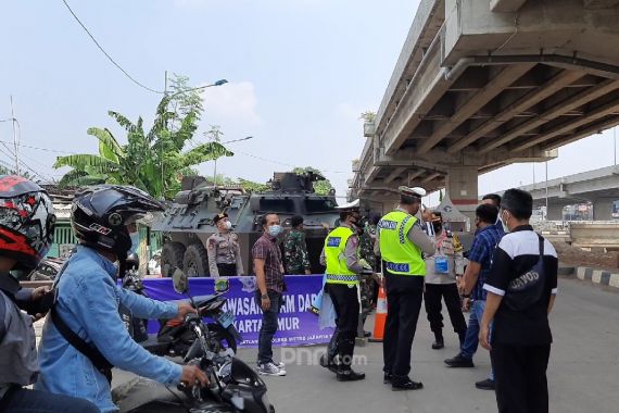 Warga Mengotot Ingin Masuk ke Jakarta, Petugas Mengarahkan Lewat Jalan Alternatif, Alamak!  - JPNN.COM