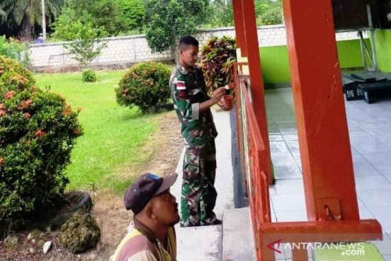 TNI Merenovasi Tempat Ibadah di Perbatasan RI-PNG - JPNN.COM