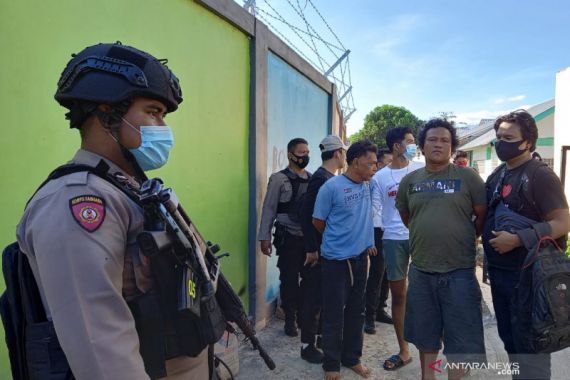 Kedua Tangan MW dan JA Diborgol, Dikawal Polisi Bersenjata Laras Panjang - JPNN.COM