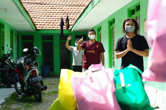 UM Surabaya Berikan Bantuan Paket Sehat Bagi Warga Isoman di Rumah, Silakan Hubungi Nomor Ini - JPNN.COM