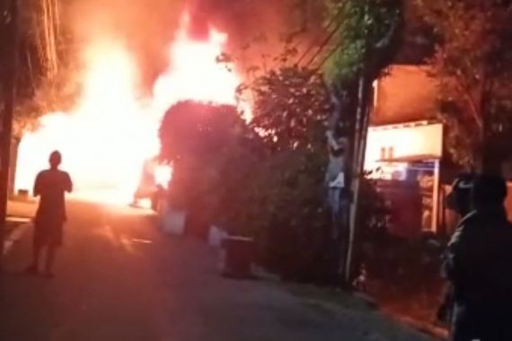 Bengkel Servis AC di Matraman Ludes Terbakar, Lihat Tuh Apinya - JPNN.COM