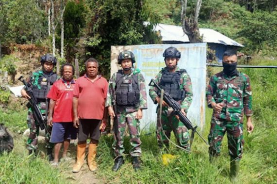 TNI Gelar Karya Bakti di Distrik Minage Kabupaten Tolikara - JPNN.COM