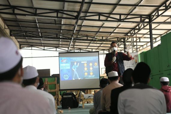 Tim Velox BIN Semprotkan Disinfektan Hingga Edukasi Prokes di Bogor - JPNN.COM