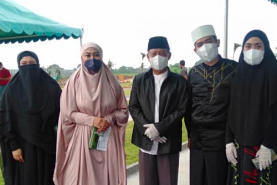 Ibunda Ustaz Solmed Dimakamkan di Al Azhar Memorial Garden dengan Prokes Ketat - JPNN.COM