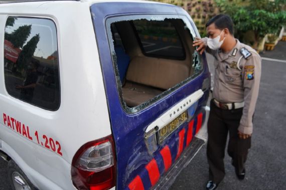 Polisi Selidiki Kasus Petugas yang Dikepung dan Dilempari Batu saat Penertiban di Surabaya - JPNN.COM