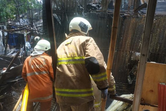 Kebakaran Bengkel Las di Cakung, Sebegini Taksiran Kerugiannya - JPNN.COM