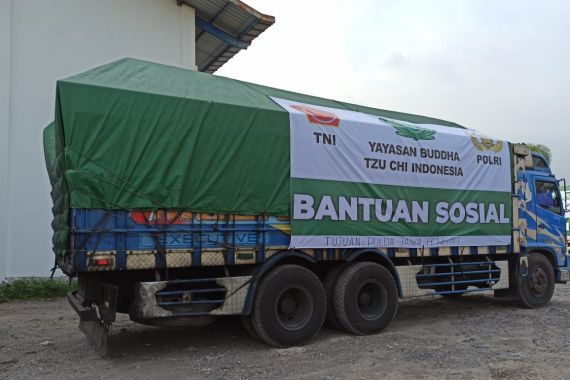 Bantu Masyarakat Terdampak Pandemi, Buddha Tzu Chi Kirim Bantuan Beras ke Seluruh Penjuru Jawa - JPNN.COM