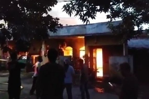 Kebakaran 4 Rumah dan 15 Kamar Indekos di Jaktim, Petugas Damkar Mendapat Kendala - JPNN.COM