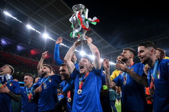 Juara EURO 2020, Segini Bonus yang Mengucur ke Kantong Pemain Italia - JPNN.COM
