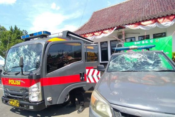 Simpatisan Habib Rizieq Bentrok dengan Aparat, 3 Mobil Polisi Rusak - JPNN.COM