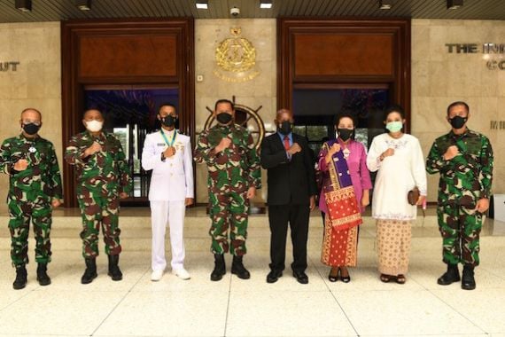 Laksamana Yudo Menerima Keluarga Lulusan Terbaik AAL Asal Papua - JPNN.COM