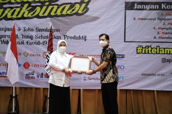 Menaker Ida Tinjau Vaksinasi Kedua Pekerja Ritel di Bandung - JPNN.COM