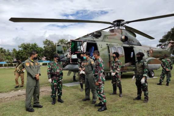 Lihat, Prajurit TNI Evakuasi Dua Jenazah Teroris MIT di Poso - JPNN.COM