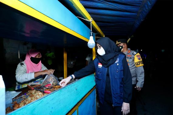 Selain Siapkan Bantuan Uang, Bupati Ipuk Gerakkan PNS Borong Dagangan Warung Kecil dan PKL - JPNN.COM