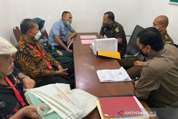 Polda Aceh Serahkan Tersangka dan Barang Bukti Perkara Investasi Ilegal ke JPU   - JPNN.COM