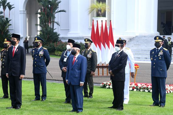 Jokowi Beri Jempol Buat Prabowo, Apakah Gara-Gara Masker Unik Itu? - JPNN.COM