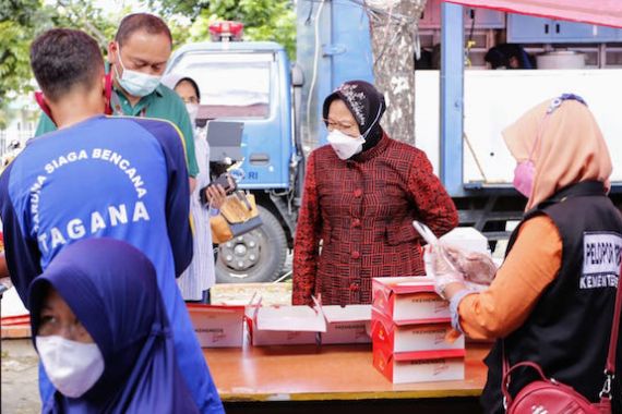 Mensos Risma Tinjau Dapur Umum di Halaman Convention Hall Surabaya - JPNN.COM