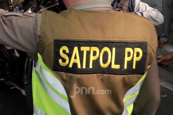 Oknum Satpol PP Acungkan Senjata Tajam saat Didatangi Polisi, Tegang! - JPNN.COM