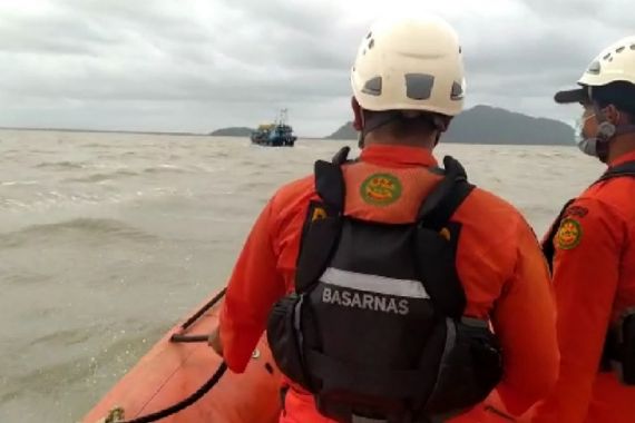 Cuaca Buruk, 14 Kapal Nelayan Tenggelam, 5 di Antaranya Sudah Ditemukan, 9 Masih Dicari - JPNN.COM