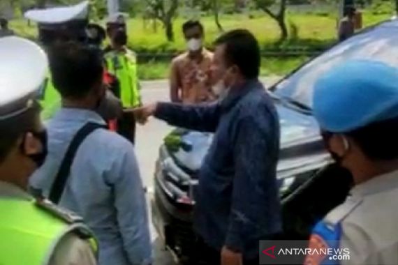 Lihat, Anggota DPRD Diadang Petugas di Pos Penyekatan, Berdebat Sengit, Begini Kejadiannya - JPNN.COM