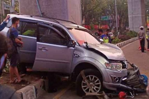 Pajero Sport Hantam Tiang LRT dan Penjual Pempek, Brak..,Tak Berbentuk - JPNN.COM