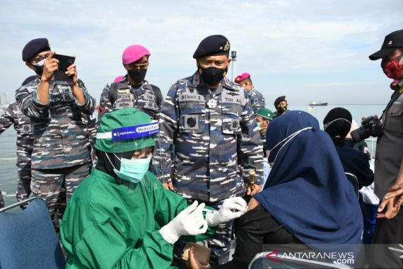 TNI AL Mengerahkan 2 Kapal untuk Pelayanan Vaksinasi bagi Nelayan  - JPNN.COM