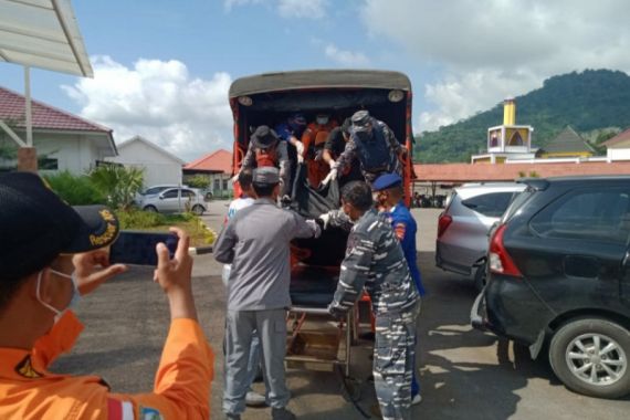 TNI AL Mengerahkan 2 Pesawat Membantu Pencarian Korban Kapal Tenggelam di Kalbar - JPNN.COM