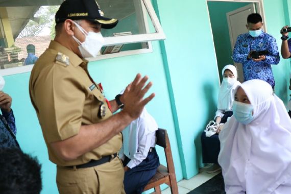 Pemkab Tangerang Geber Vaksinasi Massal Anak Sekolah, 100 Ribu Dosis Disiapkan - JPNN.COM