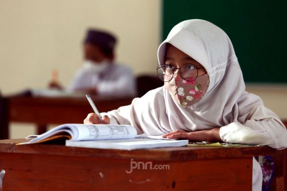 Jokowi Minta PTM Dievaluasi, Disdik DKI: Ini Simalakama - JPNN.COM